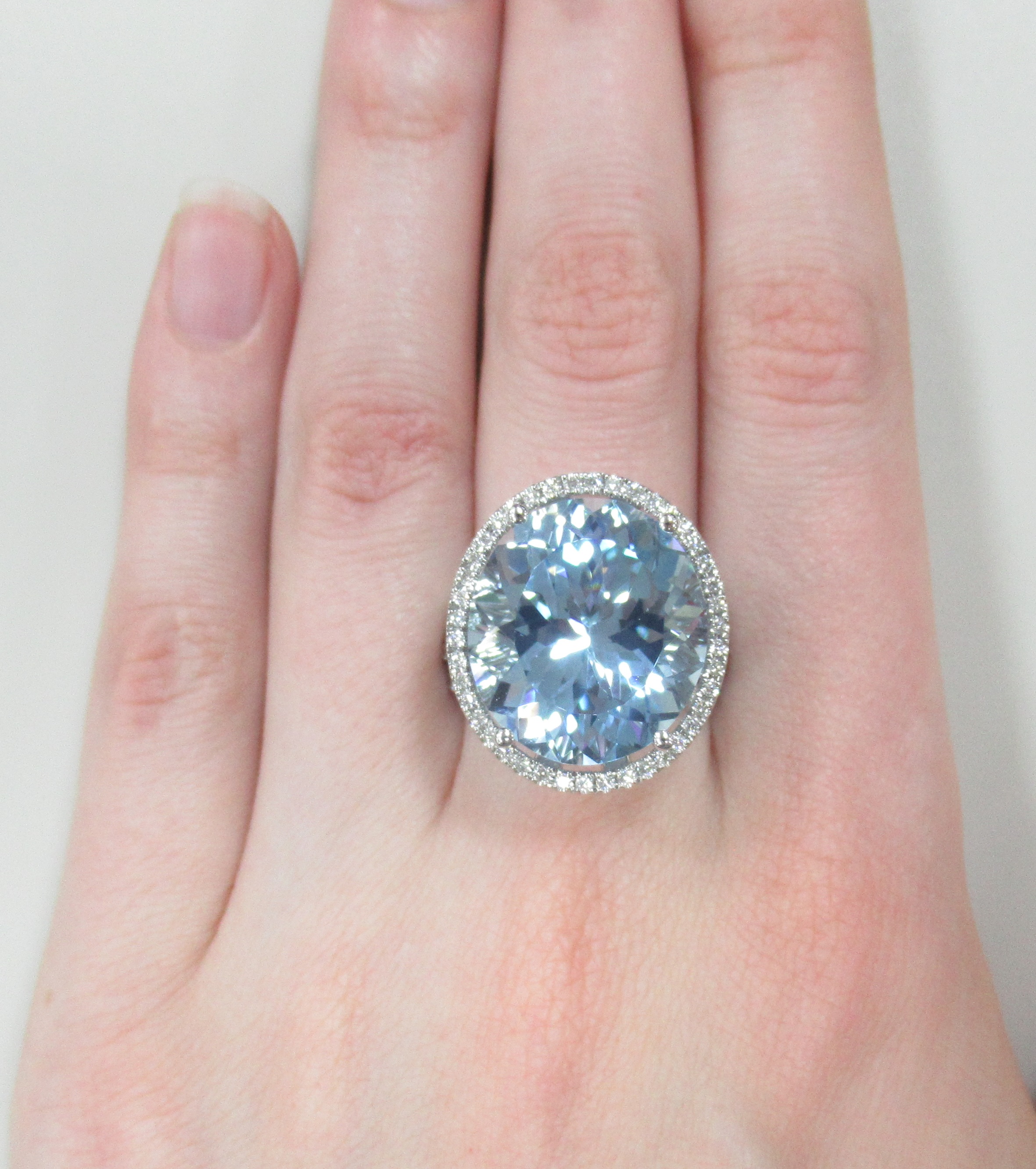 Кольцо из белого золота с топазом